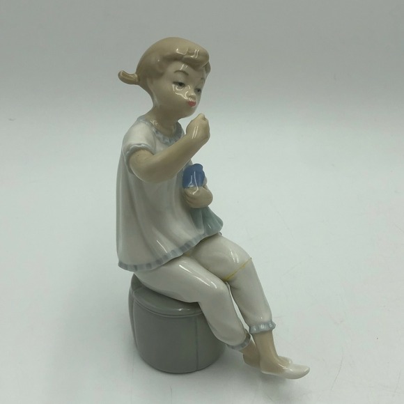 Lladró Other - Lladro Figurine 1083 "GIRL WITH DOLL & LIPSTICK" NO Box Retired 1985 DEFECT